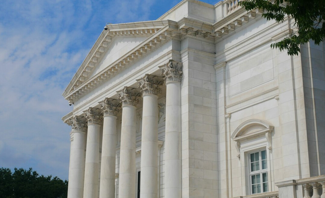 Government building with columns under daylight